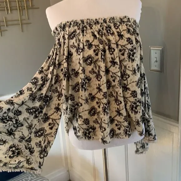 Abercrombie and Fitch Flowey turn off shoulder top - Picture 3 of 5